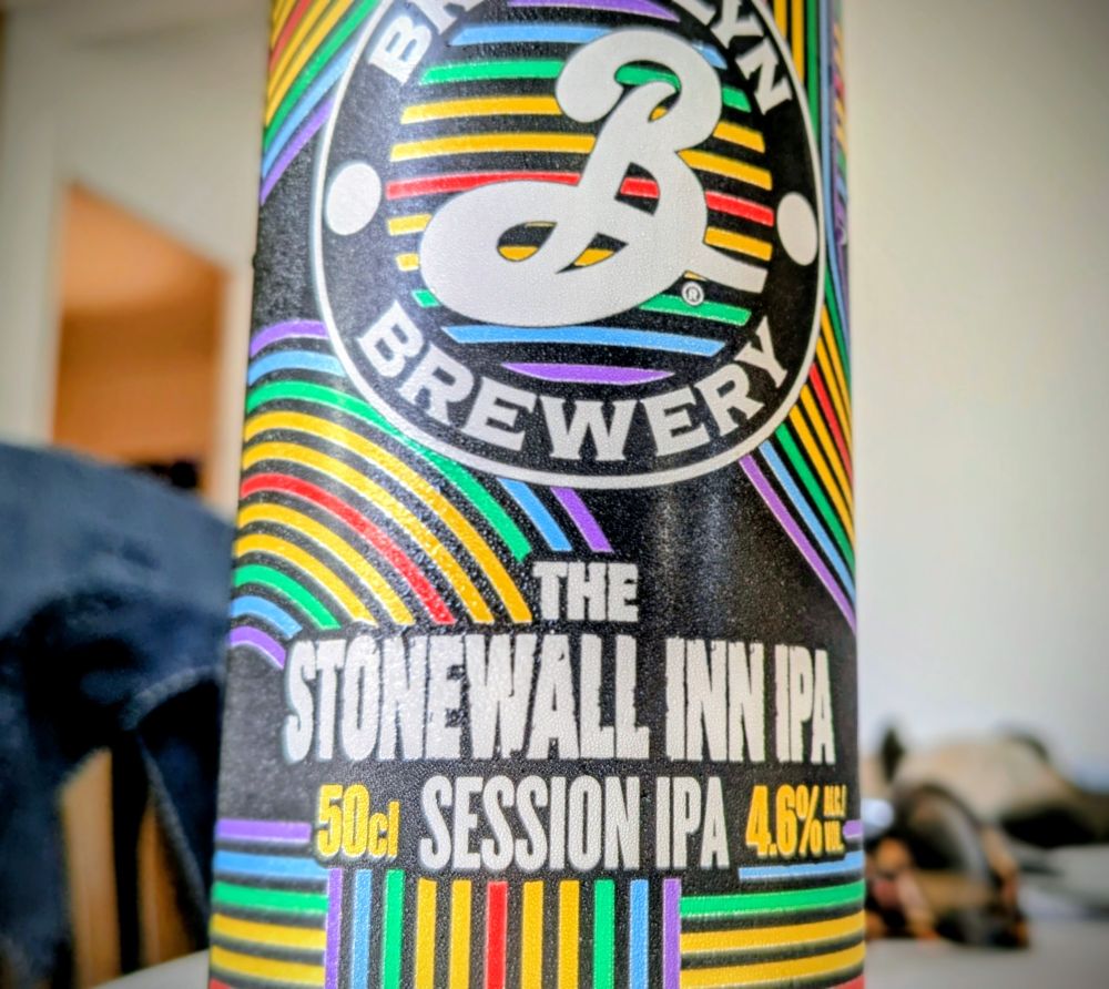 Canette de Stonewall Inn, session IPA de Brooklyn Brewery, arborant le rainbow flag.