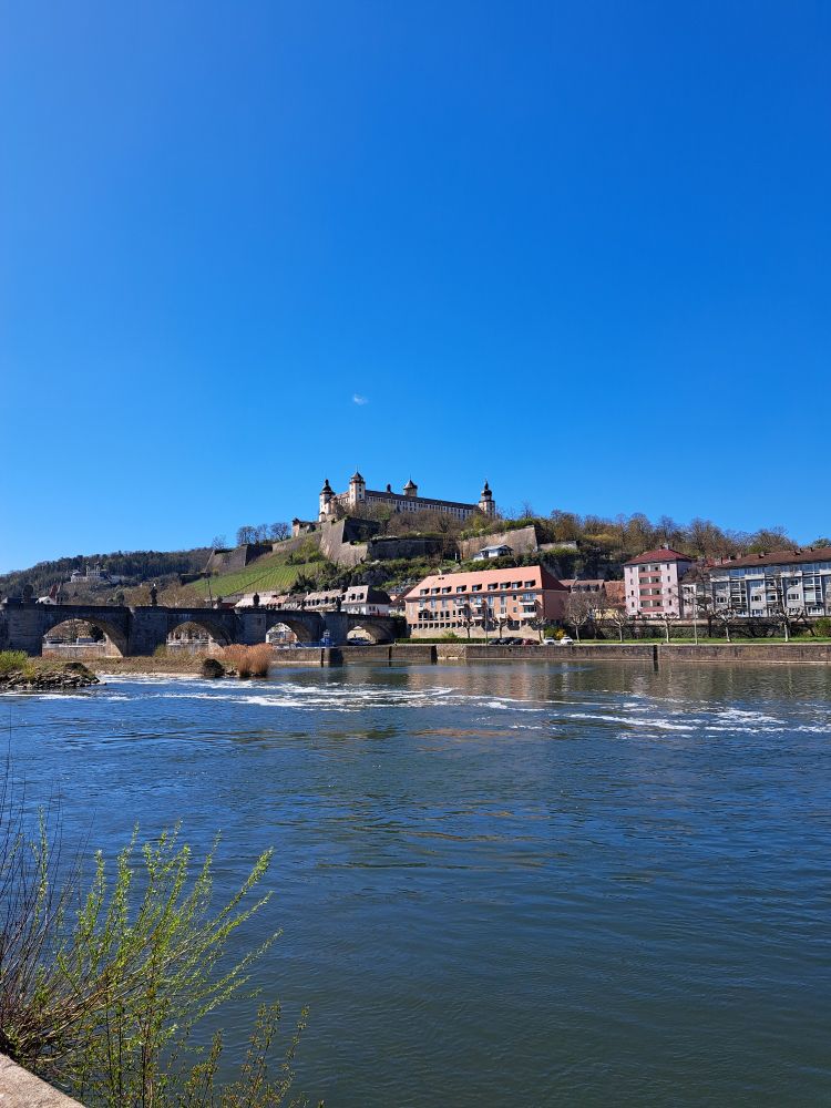 Blick auf die Alte Mainbrücke.