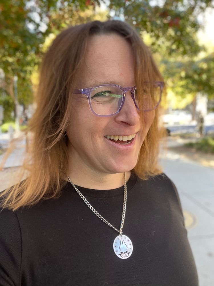 Cute selfie outside showing my new hair 