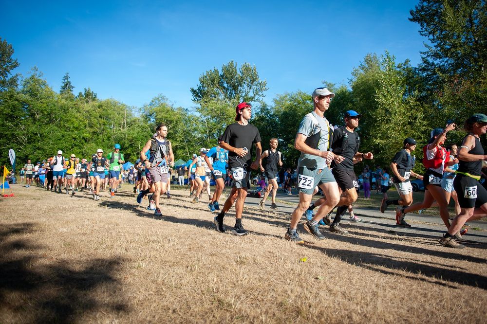 Group of runners starting the Cougar Mountain trail race. 