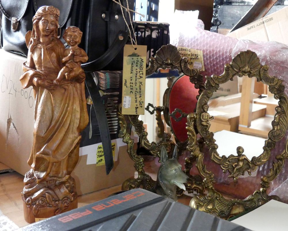 Feine Ware ist am Lagerverkaufstag zu finden. Schnitzereien, Prunkschminkspiegel, Lüster und vieles mehr.