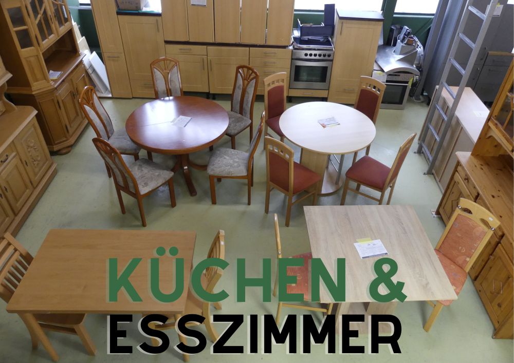 Küchenbuffets und aufgestapelte Einbauküchen umrahmen Esstischgruppen mit zugehörigen Stühlen. Küchentechnik steht in der Nähe parat.
Die Maße unserer Möbel finden Sie fast immer schon korrekt abgemessen auf den Möbelkarten eingetragen, die an den Stücken angebracht sind. Wenn Sie wissen, wie groß die Lücken sind, die Sie zu Hause schließen möchten, können Sie bei uns sehr sicher vorausplanen!
Die Tische können Sie im abgebauten Zustand bei uns abholen. Unsere Möbel liefern wir auch regional aus; auf individuelle Nachfrage machen wir Angebote für diese Dienstleistungsaufträge. Küchengeräte haben meist eine VDE-Prüfung bestanden, damit die Funktion und Sicherheit unseren Kund*innen gewährleistet ist.
Unser Onlineschaufenster zeigt den aktuellen Bestand: https://aplawia.de/shop/ 