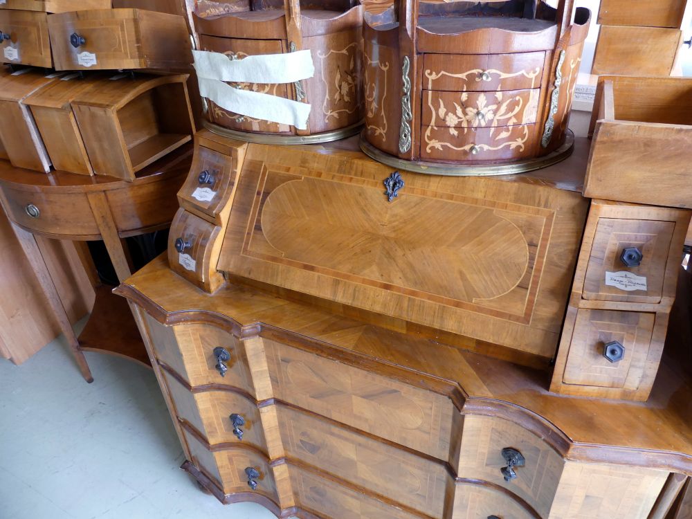 Apothekerschrank, reich an Intarsien! Obenauf Ziertischchen, rechts Biedermeier/Gründerzeit Beistelltisch.