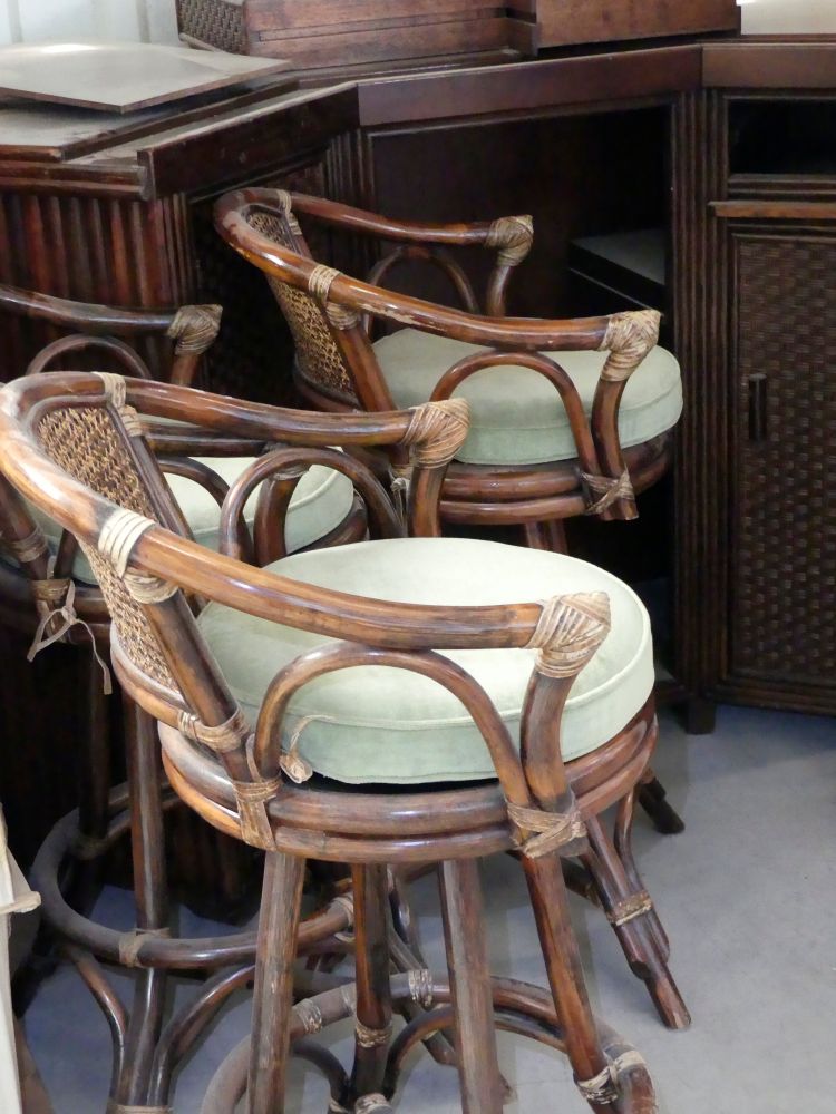 Barstühle aus heißgebogenen Holzelementen mit Rundpolstern; im Hintergrund ein Vollholz-Eckschrank. 