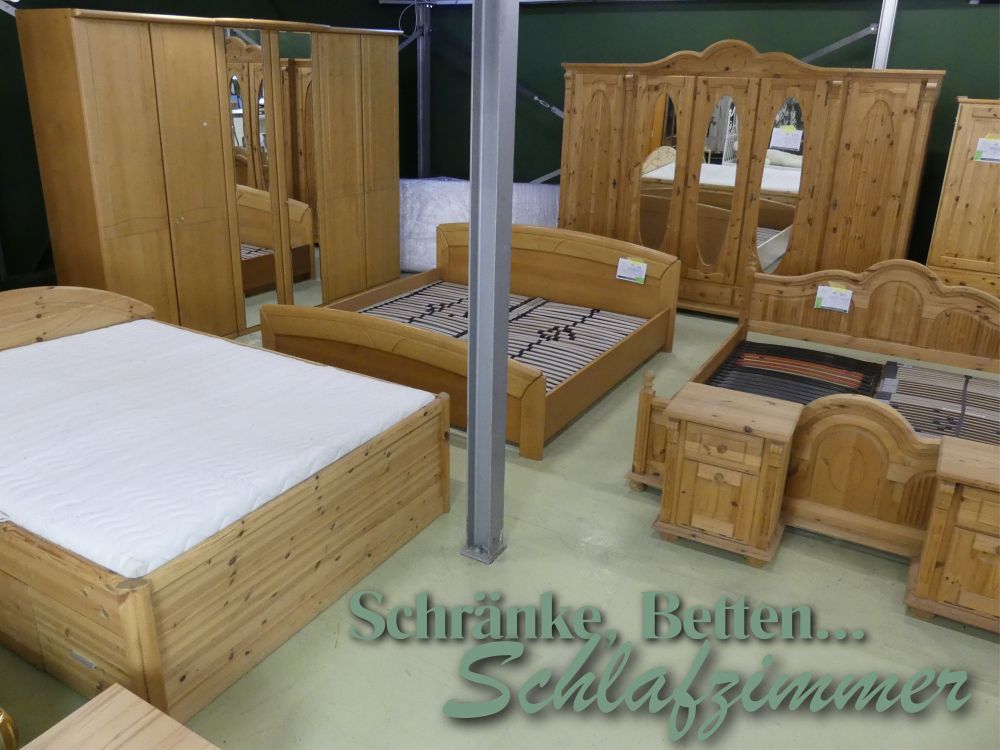 Betten, Nachttischschränkchen und Kleiderschränke der Wohnstile der letzten Jahrzehnte finden sich hier präsentierend aufgebaut.
Für die Betten haben wir manchmal auch alternative Roste zum Austausch im Lager. Matratzen können wir jedoch nicht immer vorhalten. Die Maße unserer Möbel finden Sie fast immer schon korrekt abgemessen auf den Möbelkarten eingetragen, die an den Stücken angebracht sind. Wenn Sie wissen wie groß die Lücken sind, die Sie zu Hause schließen möchten, können Sie bei uns sehr sicher vorausplanen! Die Schränke können Sie im abgebauten Zustand bei uns abholen. Unsere Möbel liefern wir auch regional aus; auf individuelle Nachfrage machen wir Angebote für diese Dienstleistungsaufträge.
Unser Onlineschaufenster zeigt den aktuellen Bestand: https://aplawia.de/shop/ 