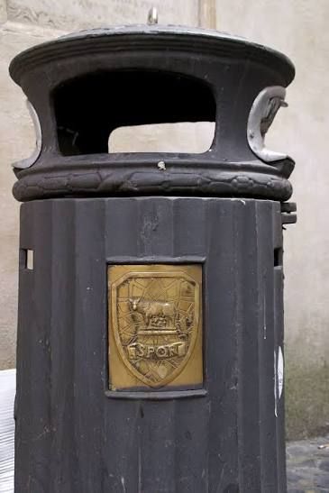 Mülleimer, Rom, steht SPQR drauf