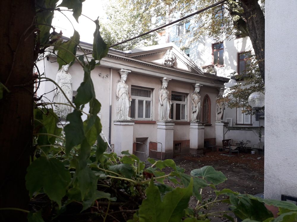 Einstöckiges Hinterhaus mit fünf überlebensgroßen klassizistischen Frauenfiguren, like wtf
Scheint bewohnt zu sein