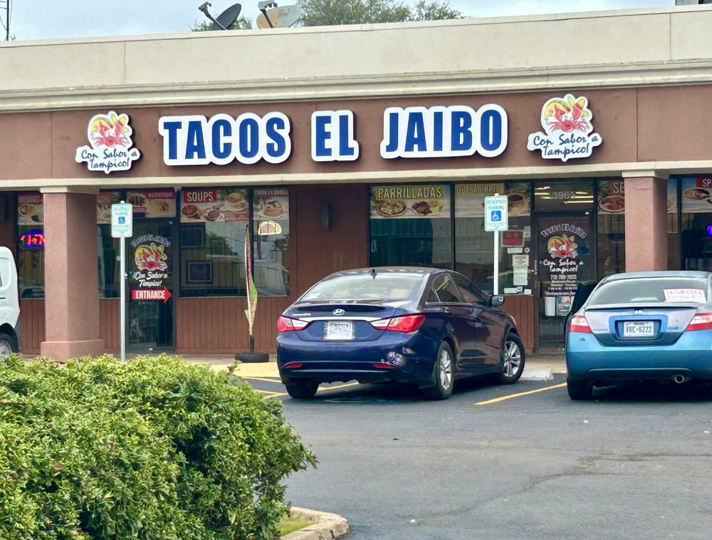 Tacos el Jaibo in same strip mall; crabs on sign “Con sabor a Tampico!”