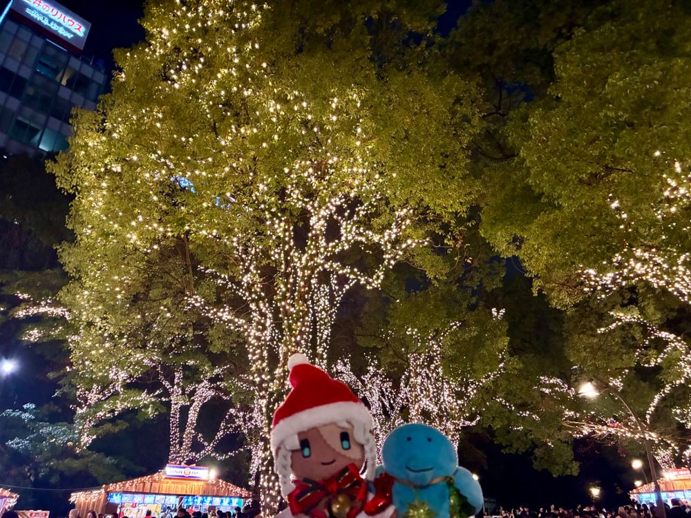 単色の電飾を形に沿ってまとった木々とミヤぬ/ツイバード