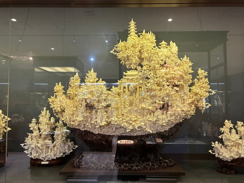 とにかくデカい&繊細な象牙の彫刻