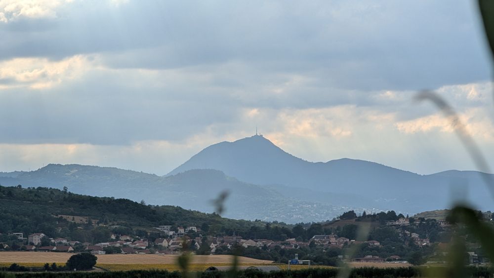 Photo du Puy de Dôme, volcan d'Auvergne et emblème du département le Puy de Dôme.
Bonne fête nationale à tous.