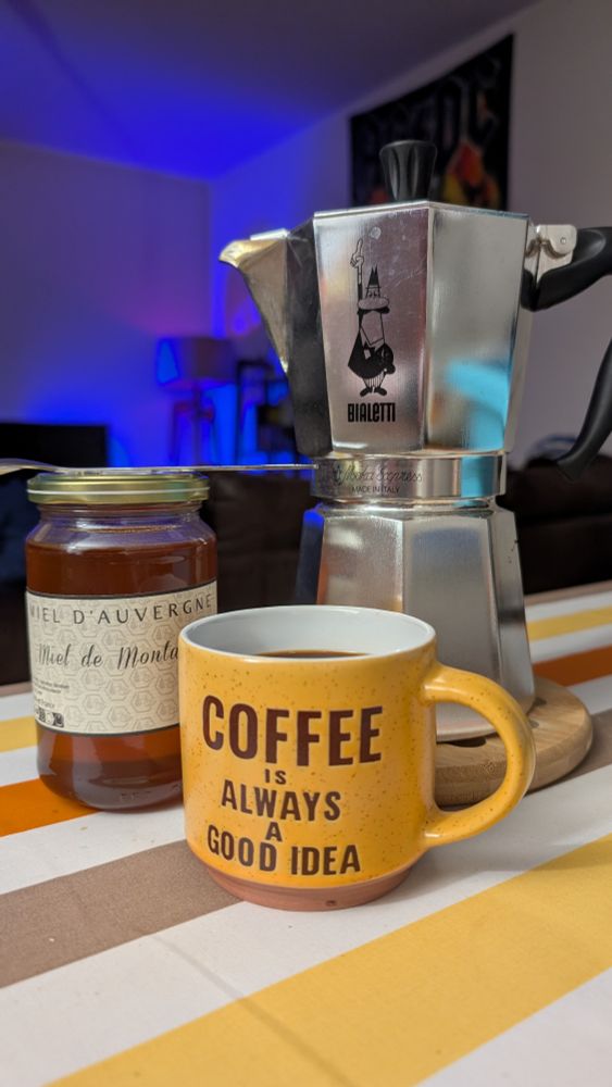 Photo du petit déjeuner. Cafetière Bialetti, tasse et pot de miel d'Auvergne.