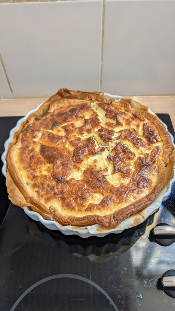 Photo d'une quiche lorraine faite maison.