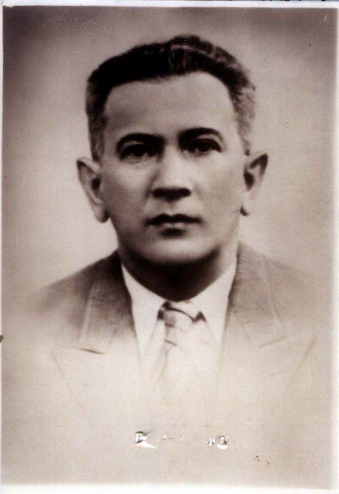 Portrait ID photo of a man in short hair. He is wearing a jacket, a shirt and a tie.