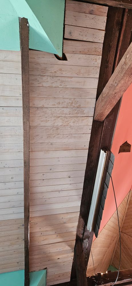 Holzdecke von unten fotografiert, es wurde einfach extrem doll dagegen gespritzt oder so