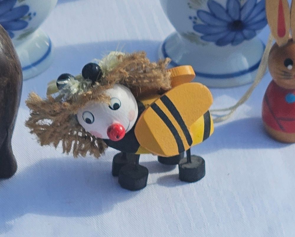 Bienenfigur auf 4 beinen guckt wirr