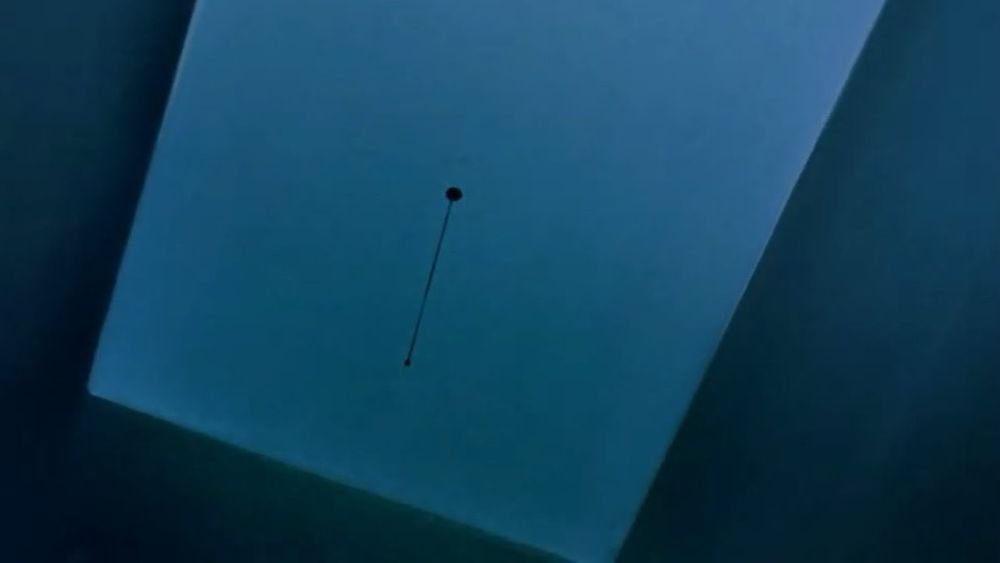 Imagen de Evangelion, se ve el techo de una habitación 