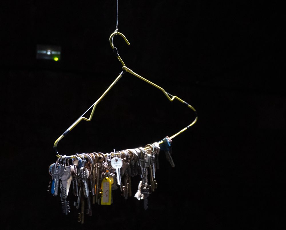 Cintre suspendu avec des trousseaux de clés