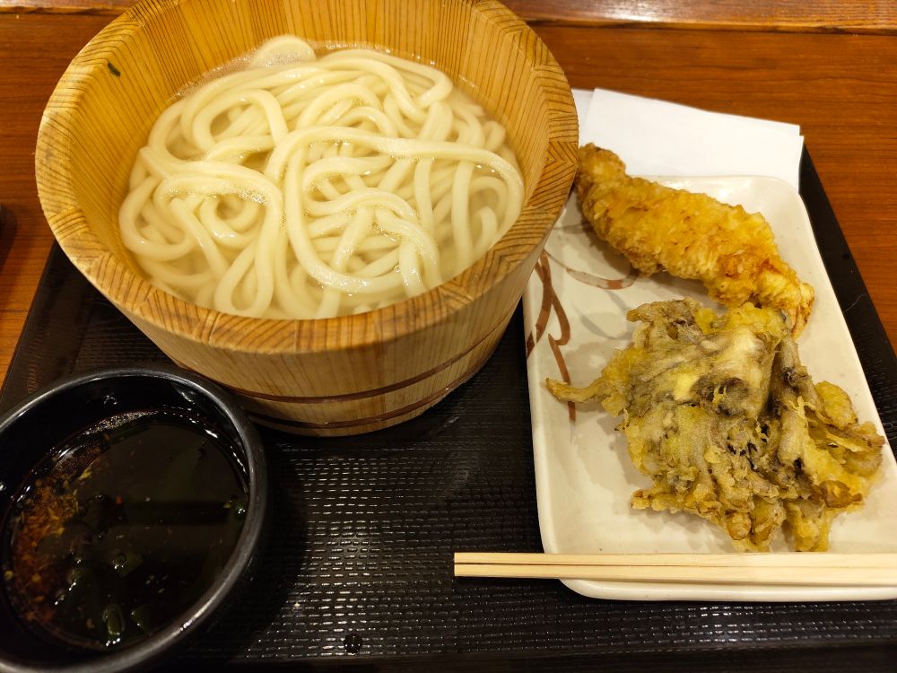 釜揚げうどんと、かしわ天と舞茸天。