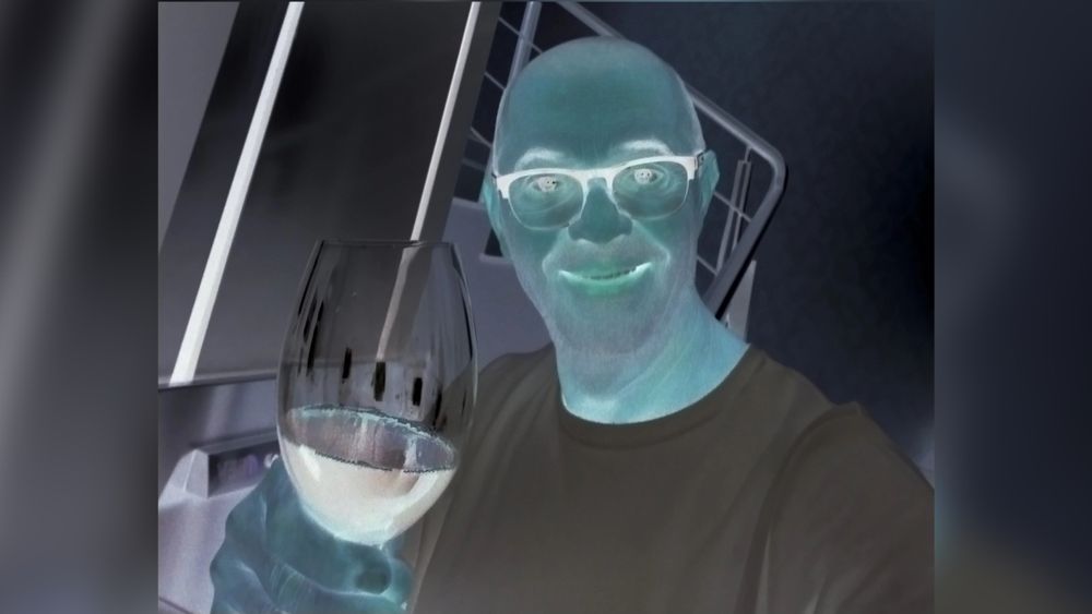 foto do tio frança, porém com as cores invertidas