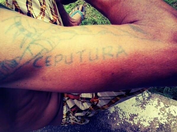 Tatuagem no braço de alguém, escrito Ceputura