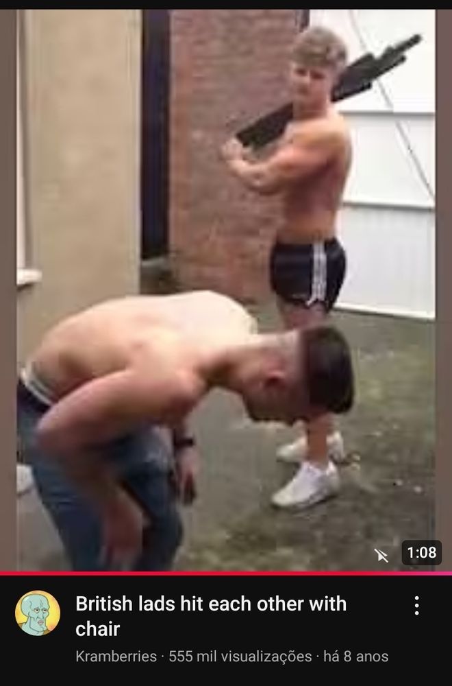 Print do resultado da busca: um video cujo thumbnail é uma imagem de dois homens musculosos e sem camisa, um com as costas curvadas e o outro com uma cadeira na mão.
O nome correto do vídeo é "British lads hit each other with a chair"