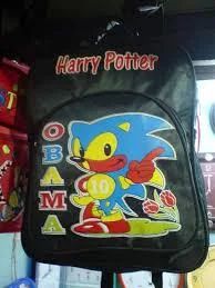 Foto famosa da mochila pirata com um desenho do Sonic e as palavras Obama e Harry Potter