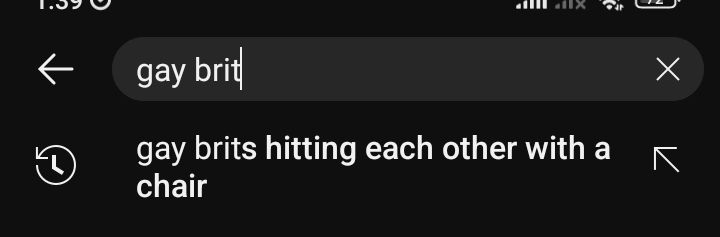 Print da barra de pesquisa do google mostrando uma pesquisa já feita anteriormente que é "gay brits hitting each other with a chair"