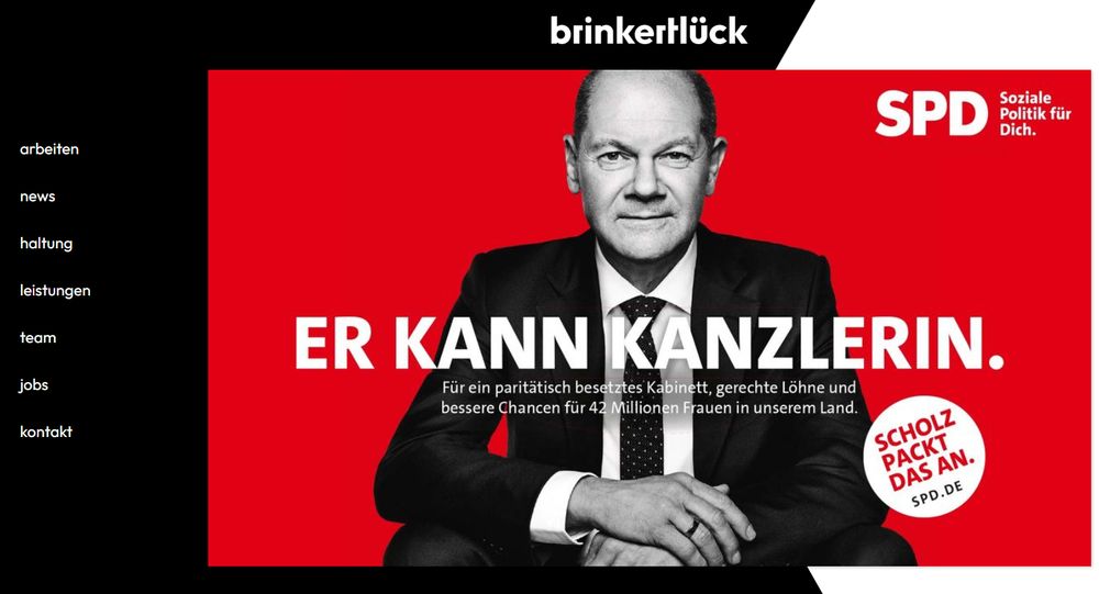 Screenshot von Agenturwebsite mit SPD-Wahlplakat von 2021, darauf Olaf Scholz vor rotem Hintergrund mit dem Slogan: "Er kann Kanzlerin"