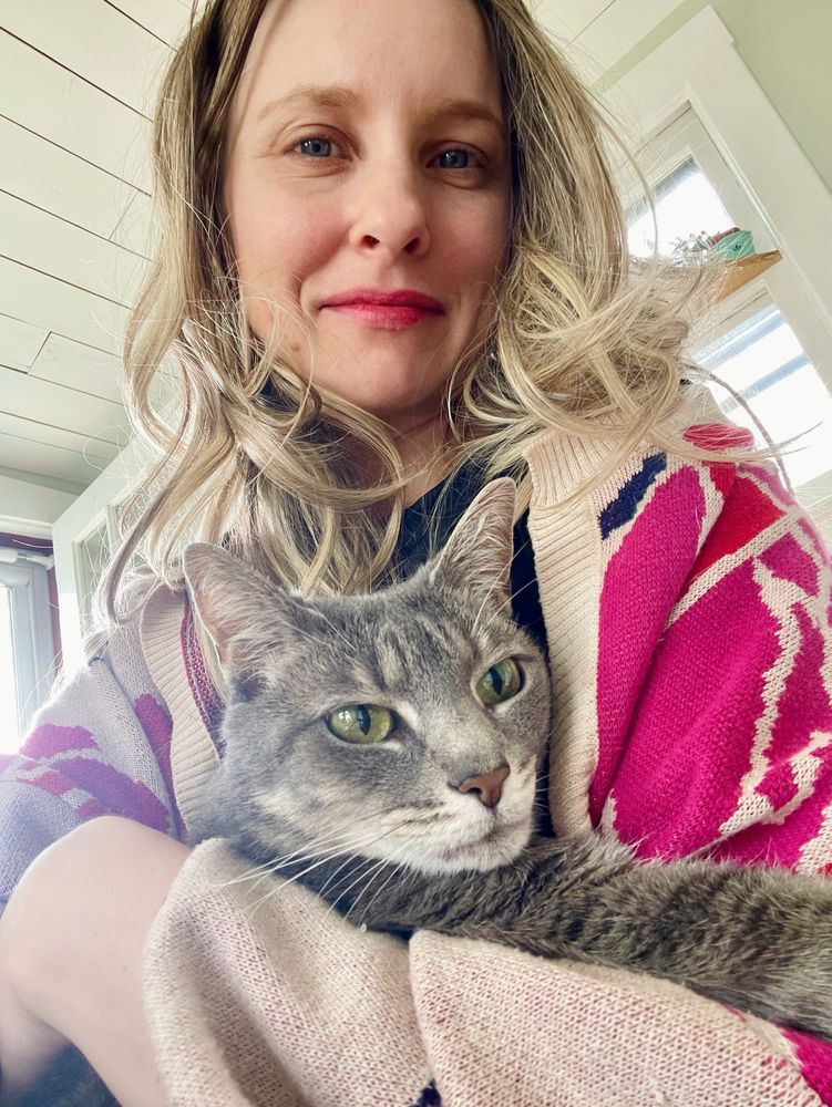 selfie with my gray cat 💕