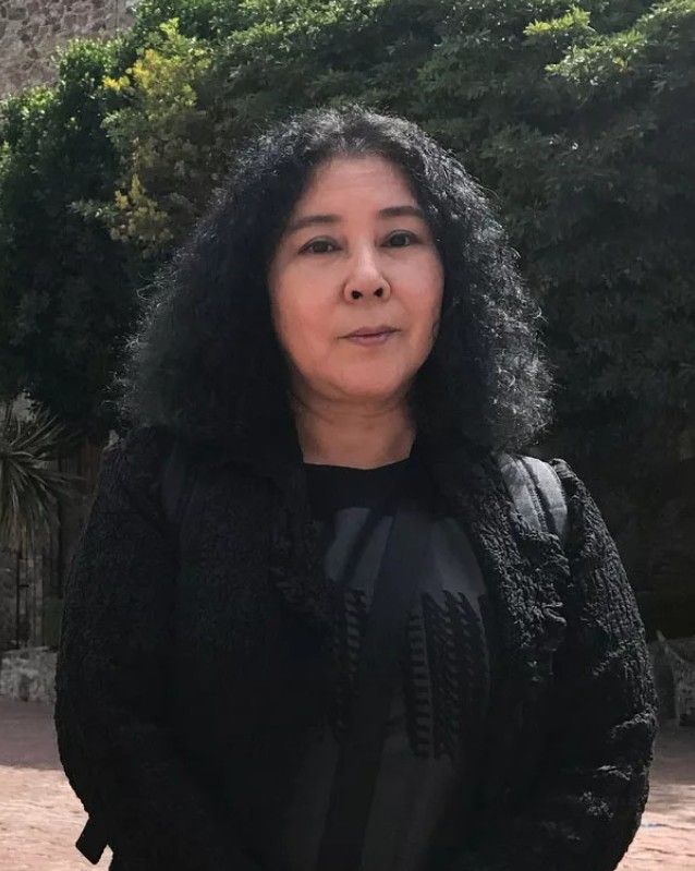 Se graduó en 1978 en el Departamento de Grabado de la Academia Sokei de Diseño y Bellas Artes, y estudió en el Tokyo College of Photography de 1978 a 1980. 