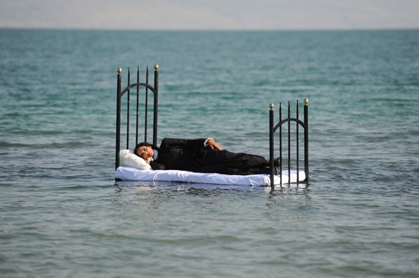 Woman without a Home, 2013
Tal día como hoy 10 de noviembre nació la artista multidisciplinar israelí Raida Adon (1972)
