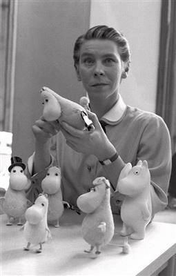 Su familia, perteneciente a la minoría sueca de Finlandia, era una familia de artistas: su padre Viktor Bernhard Jansson era escultor, y su madre Signe Hammarsten era diseñadora gráfica e ilustradora. Los hermanos de Tove también siguieron carreras artísticas.
