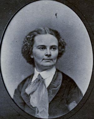 Fue la segunda hija del matrimonio formado por el médico Hiram Hosmer y Sarah Watson Grant. Su madre falleció de tuberculosis, cuando ella tenía sólo cinco años. Su hermana mayor, Sarah Helen falleció con 11 años por la misma enfermedad así como sus dos hermanos varones.