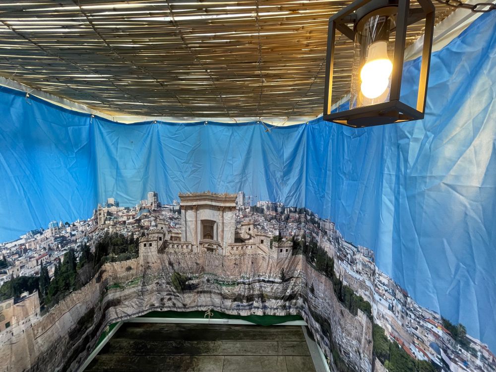 Sukka von innen mit Laterne