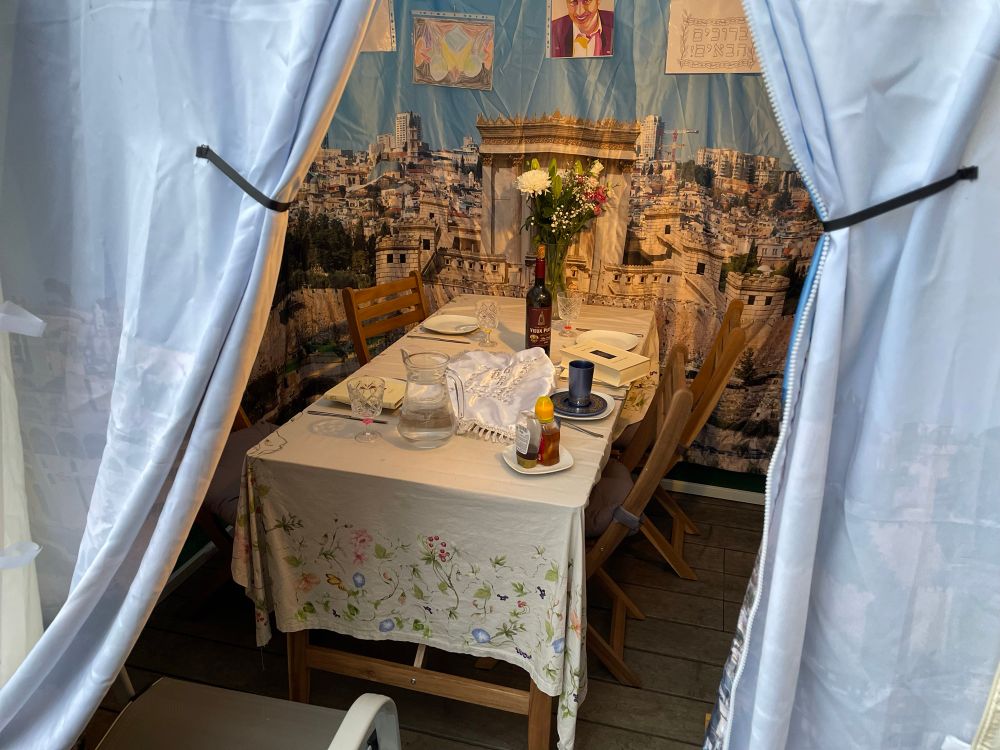 Blick in die Sukka, gedeckt für Schabbes