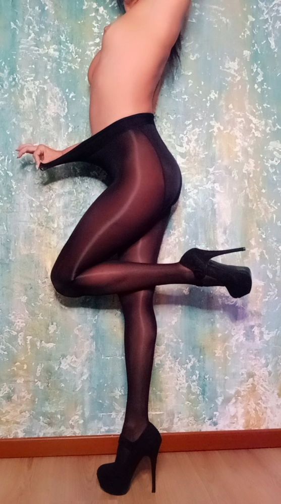 Io sono qui, avvolta, pronta a farti perdere il fiato. 🖤✨ 
