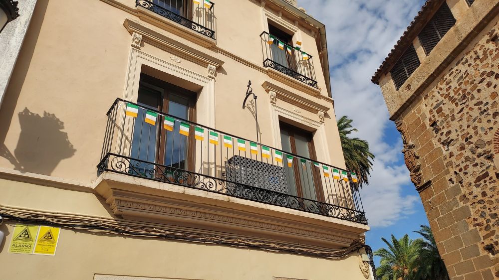 Las típicas banderitas irlandesas (salvo desconocida coincidencia) de los balcones del centro de Cáceres.