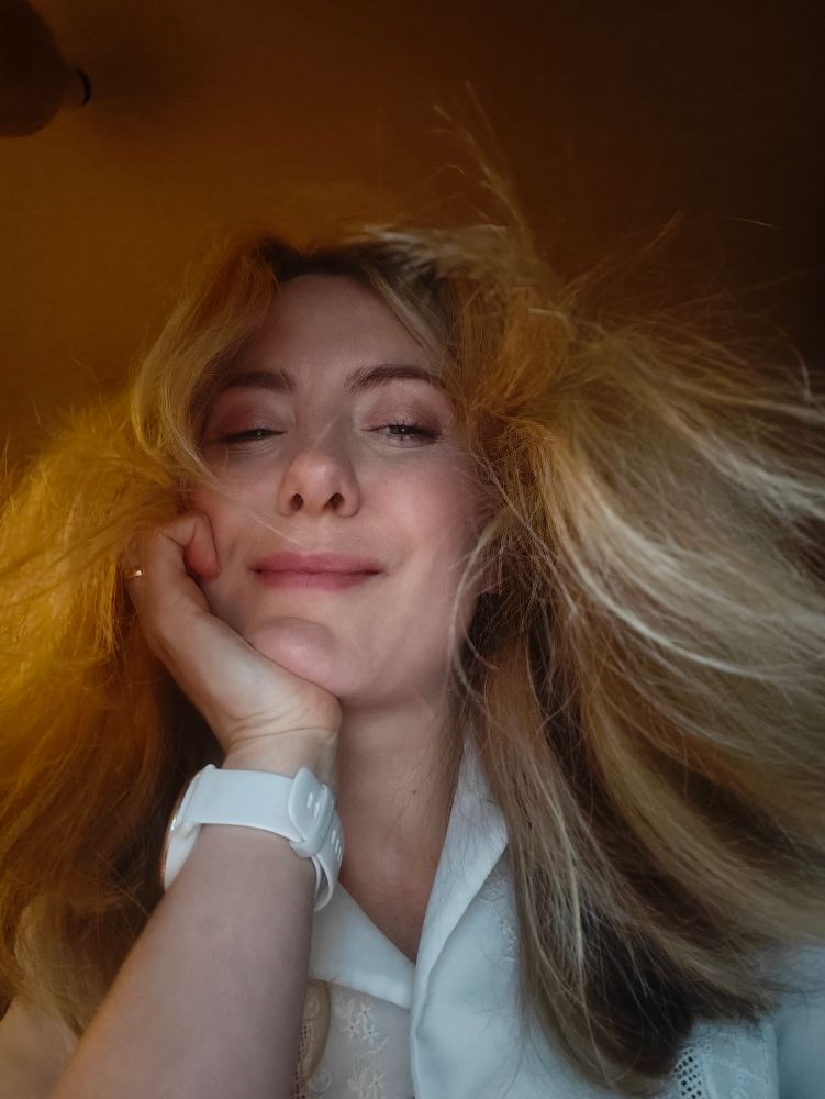 Mynd af konu með mjög mikið hár út um allt