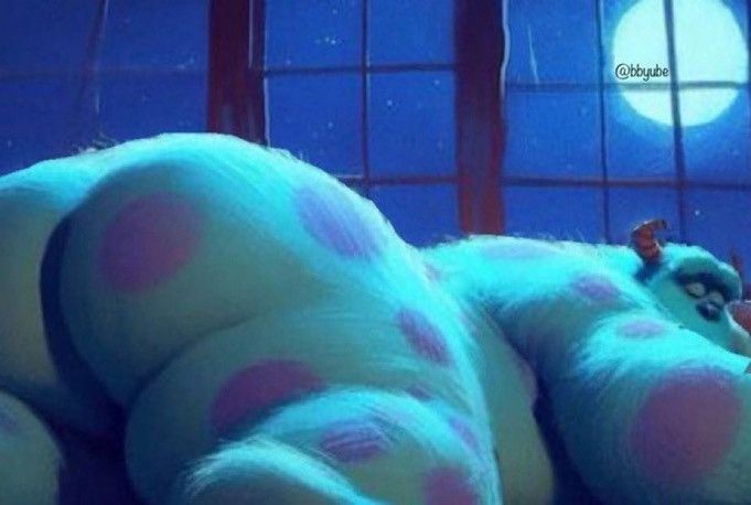 personagem sulley de monstros SA dormindo de bruços com a bundona para cima.