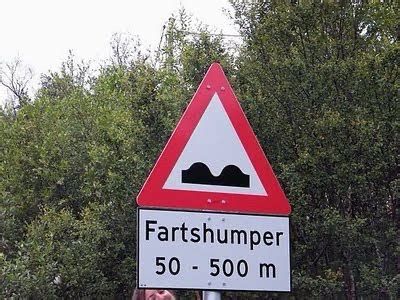 A photograph of a danish road sign depicting an infographic of speed bumps and below it the word “Fartshumper”