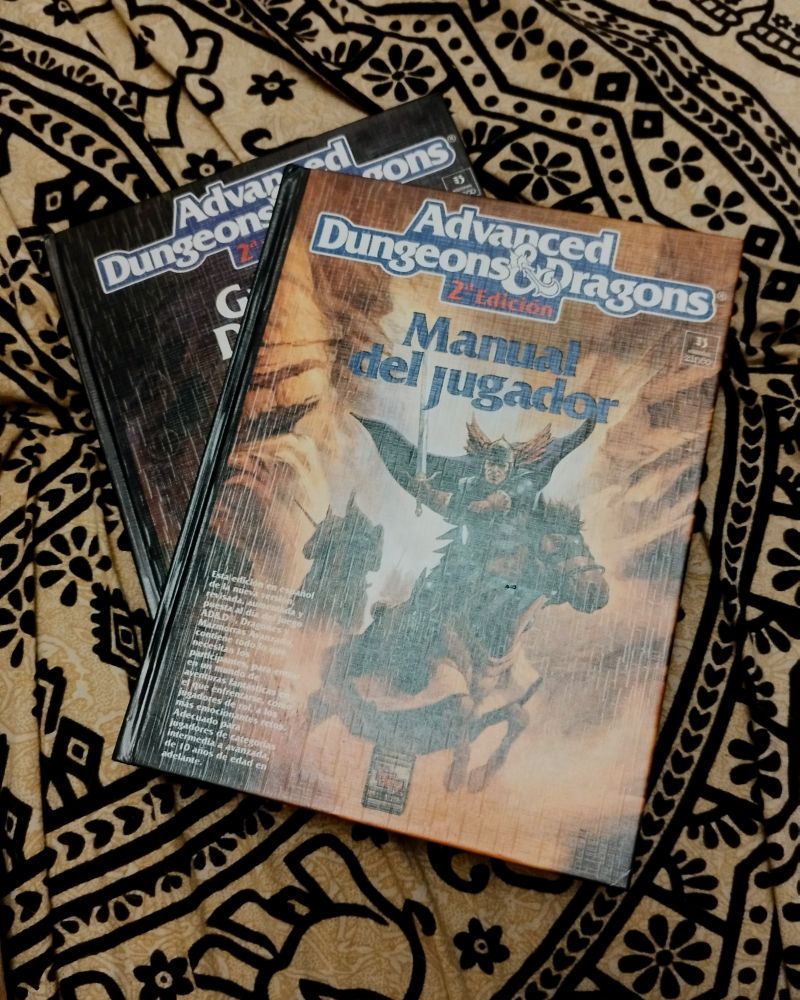 Manual de jugador y Guia del Dungeon Master de Advanced Dungeons and Dragons 2° Edición.