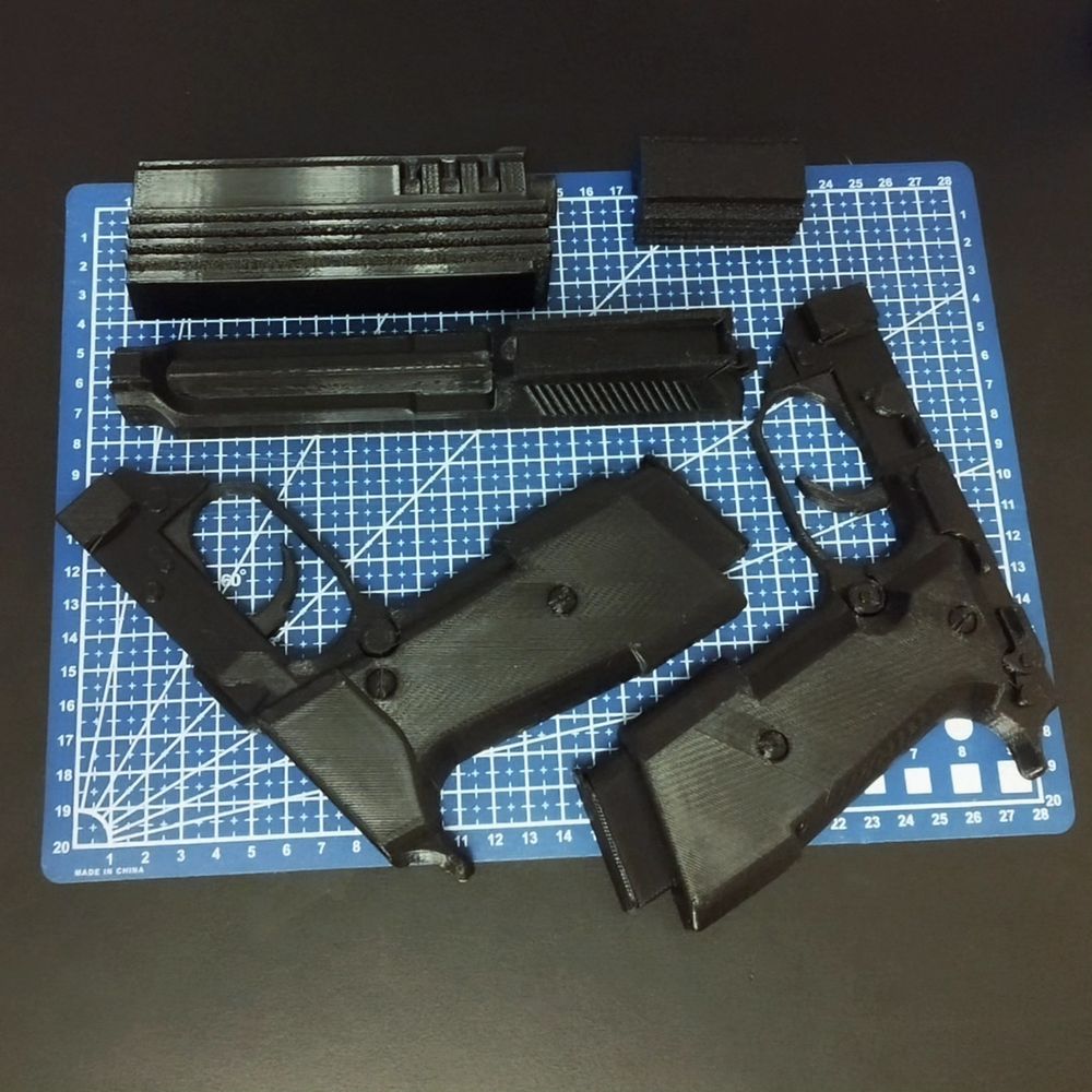 Pistola Auto9 de Robocop impresa en 3D en piezas