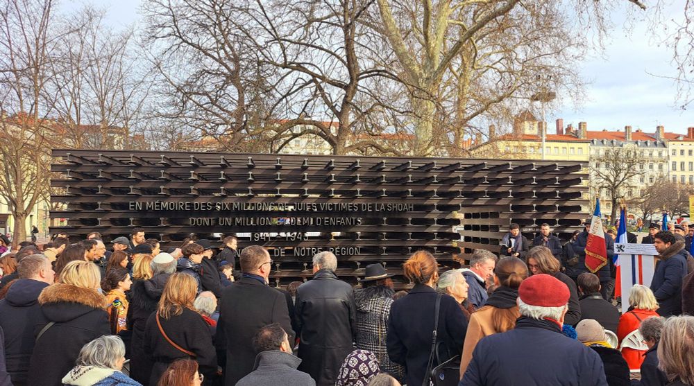 « Le monde devient inhumain lorsqu’il est emporté dans un mouvement où ne subsiste aucune espèce de permanence », disait Hannah Arendt. 
A #Lyon, avec "Les rails de la mémoire", mémorial aux 6 millions de victimes de la Shoah, il ne sera plus possible de douter, ni d'oublier. Nous sommes les passants et passeurs de mémoire. 
Ne laissons pas la fabrique de la haine de l'autre s'emballer. 
Plus jamais ça. 