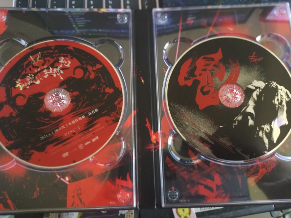 Interior de la caja con dos discos en colores negro y rojo.
