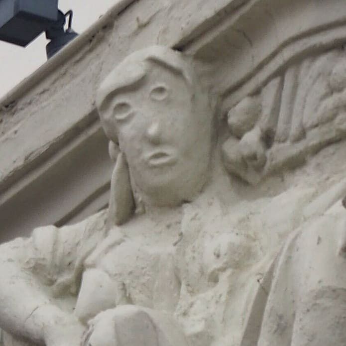 Völlig missraten restauriertes Gesicht einer Statue.