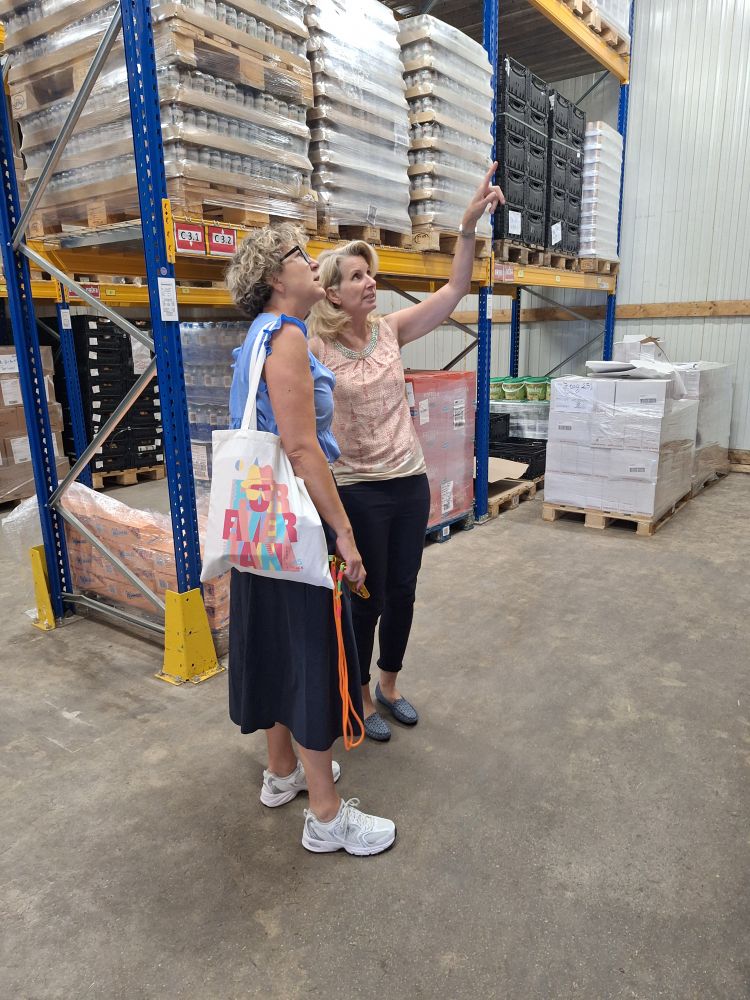 Alexandra Gruber, die Tafel Österreich. Ursula Riegler, Podcast ESSENziell. Warenlager der Tafel. 