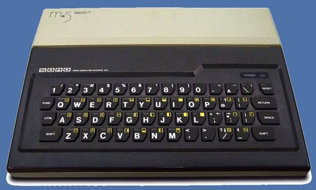 この機種に酷似した性能のMSXとは異なり、搭載されていたBASICが当時標準的だったマイクロソフトやNEC等のものとは異なる独自仕様だったこと、カタカナの表示が一切できなかったことなども、パソコンとして使うにはちょっと厳しかったかもしれません。
ソード版のm5にはジョイスティックやジョイパッドといった類は付属していませんでしたが、このジョイパッドの価格も2個セットで10,000円という形態でのみ売られ、今から見ても割高感が強かったように感じます。