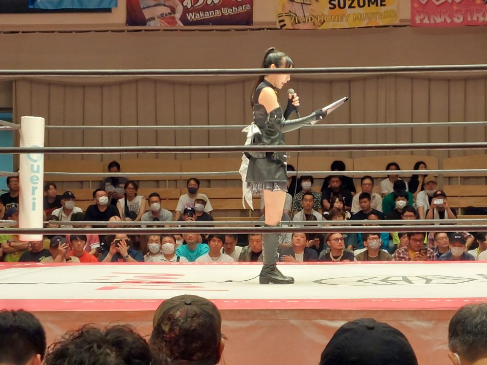 #1 Ring Announcer Sayuri Namba explaining the rules in the ring