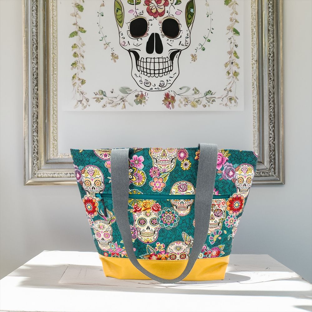 Projekttasche „Día de Muertos“ 🌼 - Es ist eigentlich noch nicht der 2. November aber trotzdem…

Die perfekte Projekttasche für dein grosses Strick- oder Häkelprojekt! Sie bietet Platz für 6–8 Knäuel plus Projekt, ideal für Pullover, Jacken oder den Strand. Drei Innenfächer für Schere, Stifte, Anleitung & Maschenmarkierer, eine verschliessbare Aussentasche für Wertsachen und ein Reissverschluss oben, damit unterwegs alles sicher und sauber bleibt.